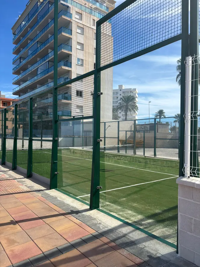 Partido de pádel antes de que apriete el sol.