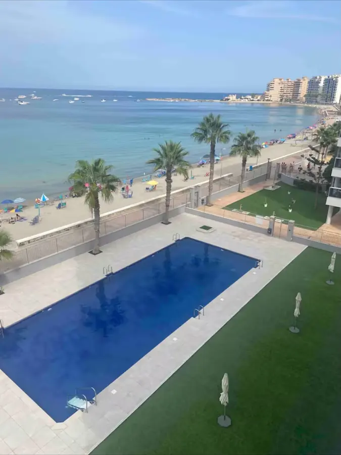 Piscina, sombrilla y siesta.